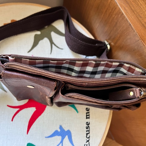 Beautiful Everyday Leather Beltbag - Picture 3 of 3